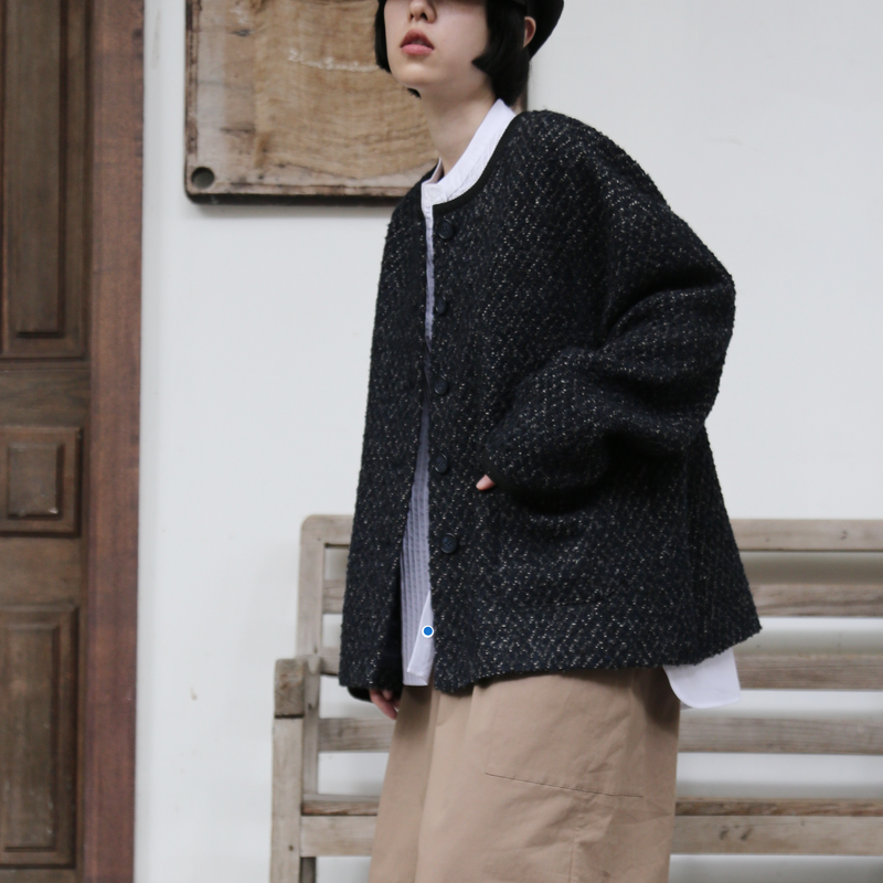 A high-quality tweed jacket made with premium Italian wool. 251008-1 