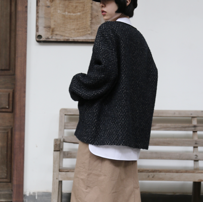 A high-quality tweed jacket made with premium Italian wool. 251008-1 