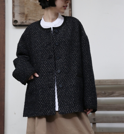 A high-quality tweed jacket made with premium Italian wool. 251008-1 