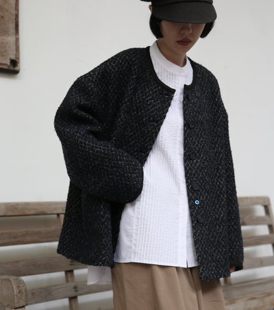 A high-quality tweed jacket made with premium Italian wool. 251008-1 