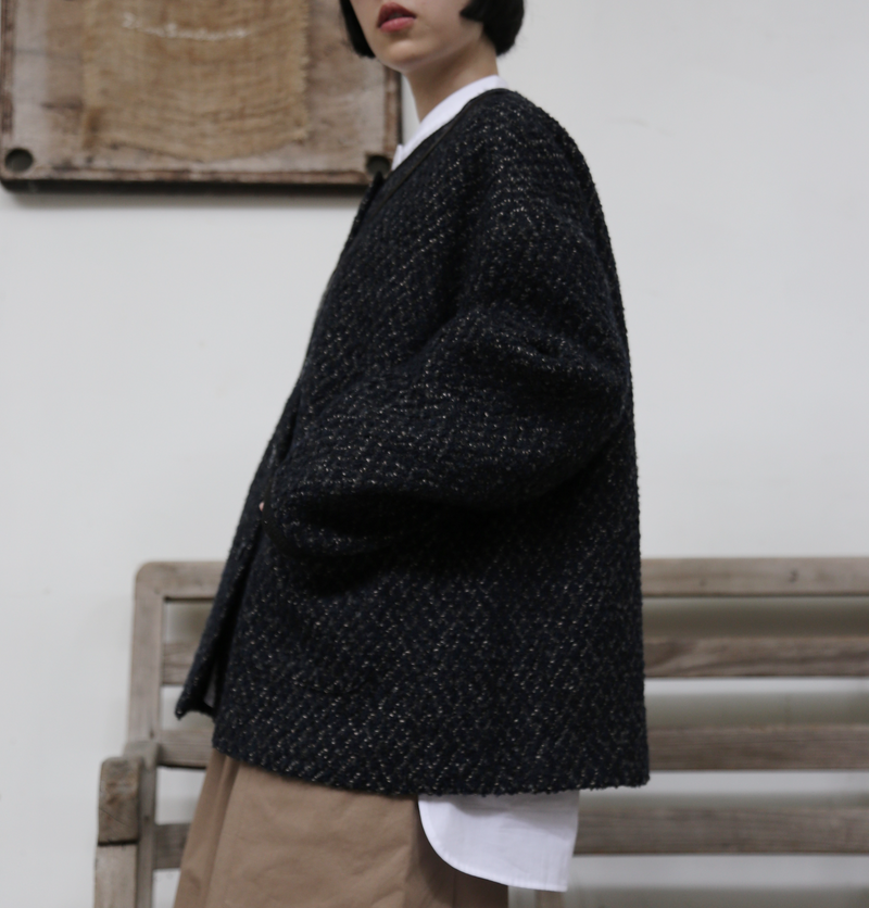 A high-quality tweed jacket made with premium Italian wool. 251008-1 