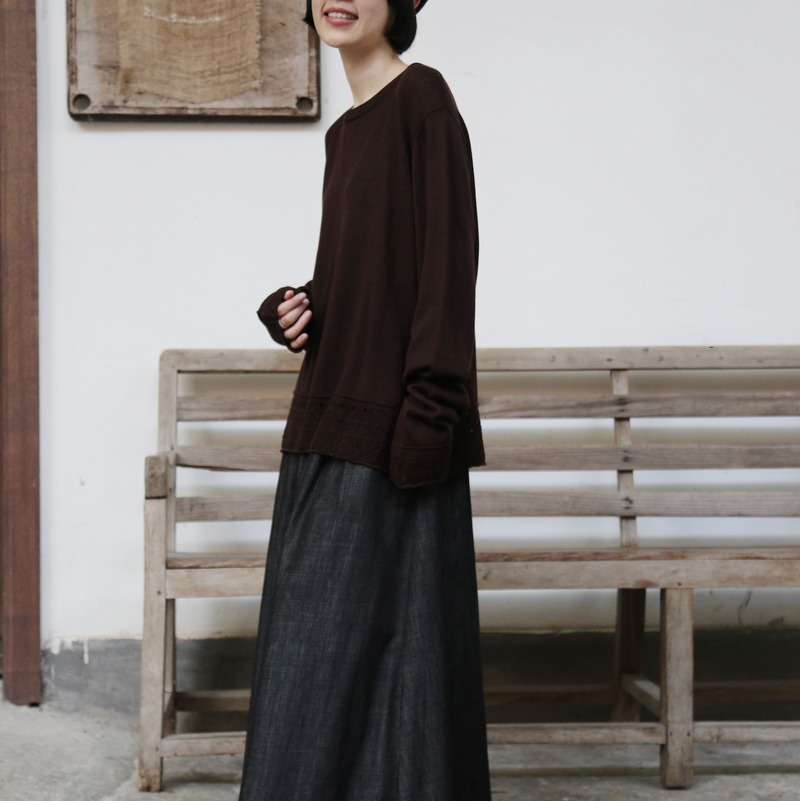 細部に遊び心が光るニットトップス　ウール混　レース編み裾ニット　　251010