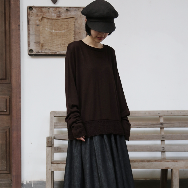 細部に遊び心が光るニットトップス　ウール混　レース編み裾ニット　　251010