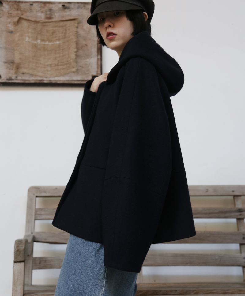冬のファッションの頼もしい一枚に フード付きハーフコート　ショートコート　251011