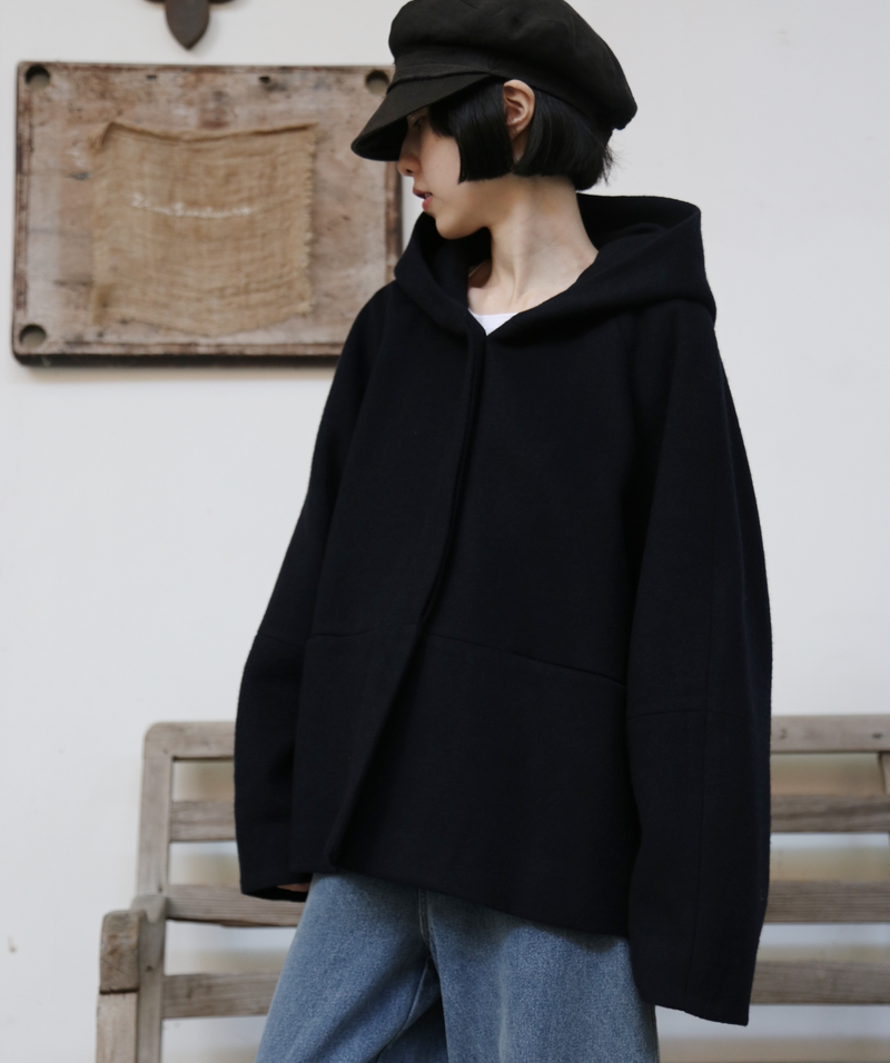 冬のファッションの頼もしい一枚に フード付きハーフコート　ショートコート　251011