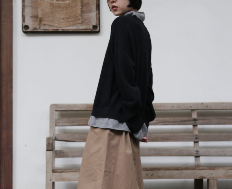 至高の着心地とスタイリッシュなシルエットを実現した ウールニット　セーター　ダークグレー251012-1