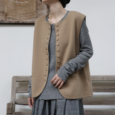 快適さとスタイルを両立　上質なウール100%のニットベスト　ウール100％　　251101