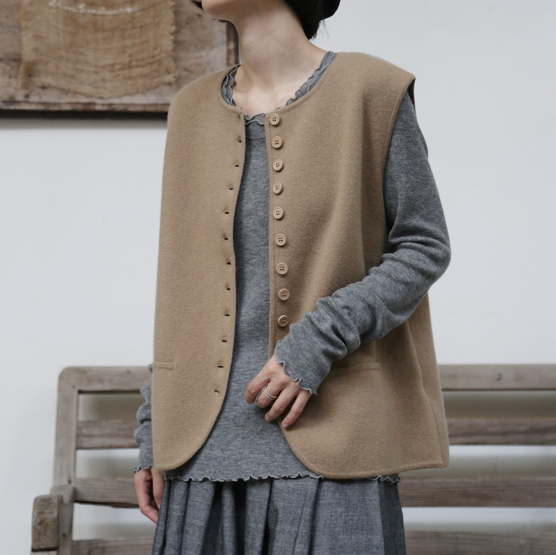 快適さとスタイルを両立　上質なウール100%のニットベスト　ウール100％　　251101