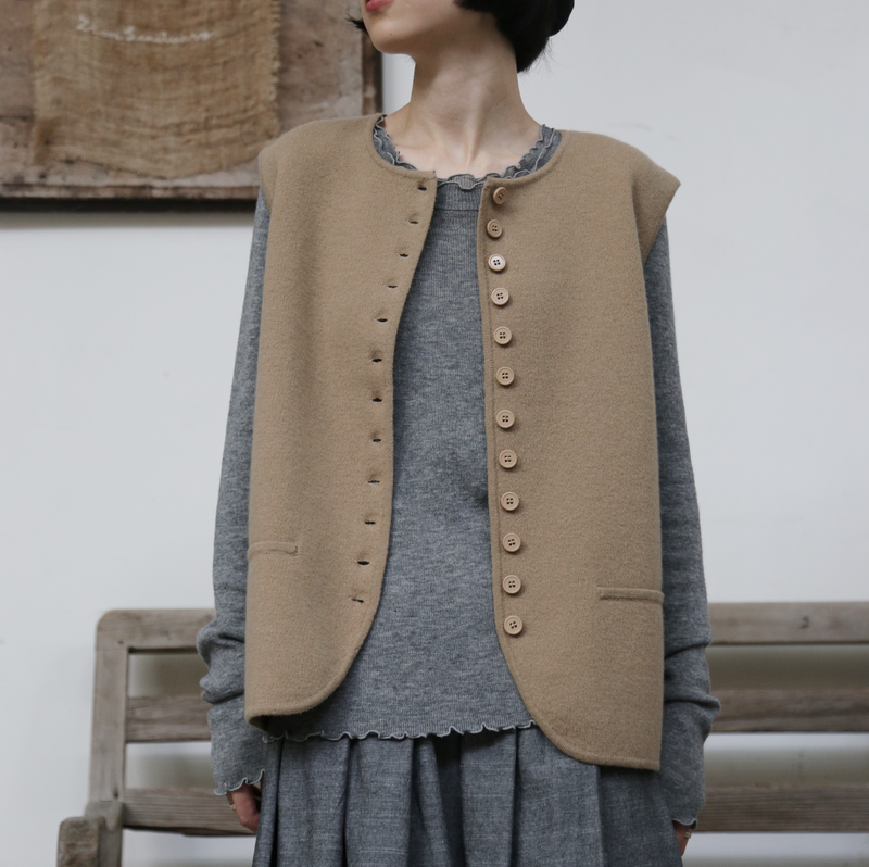 快適さとスタイルを両立　上質なウール100%のニットベスト　ウール100％　　251101