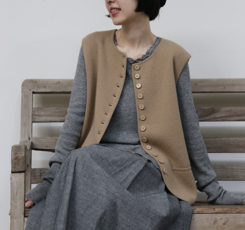 快適さとスタイルを両立　上質なウール100%のニットベスト　ウール100％　　251101