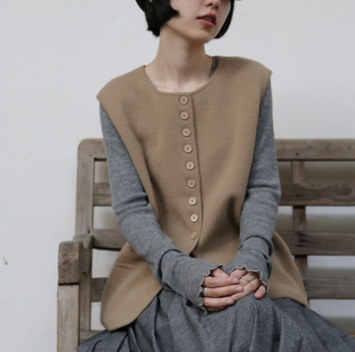 快適さとスタイルを両立　上質なウール100%のニットベスト　ウール100％　　251101