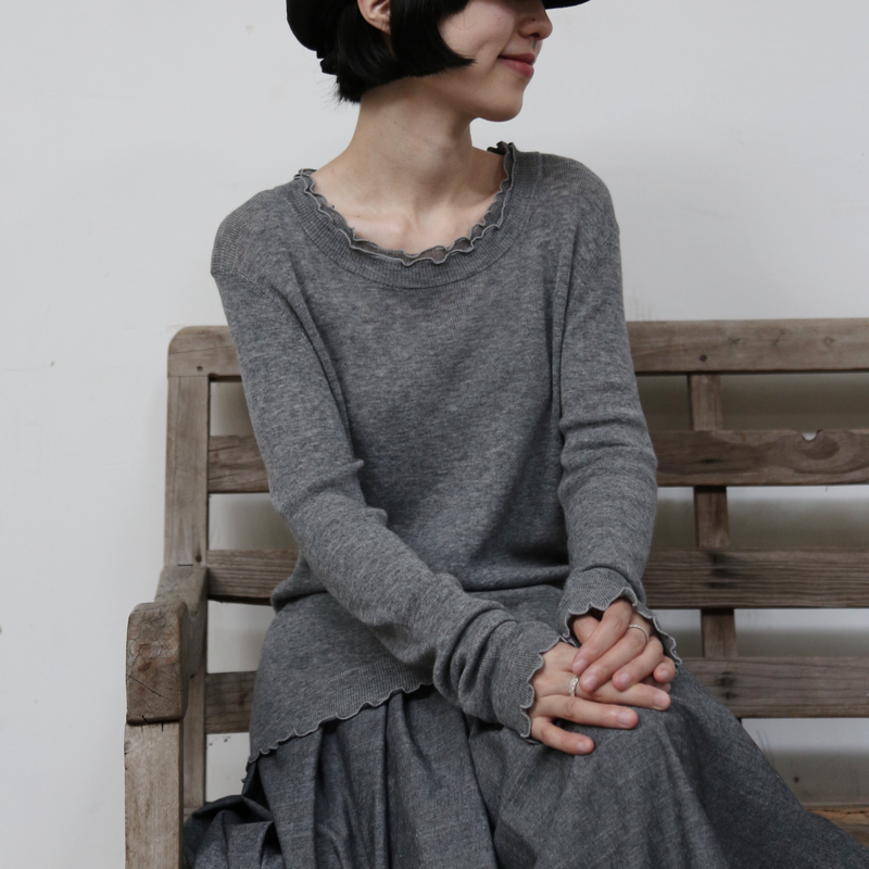 すっきり女性らしいシルエット。肌に寄り添う、軽くて暖かなハイゲージニット 251102