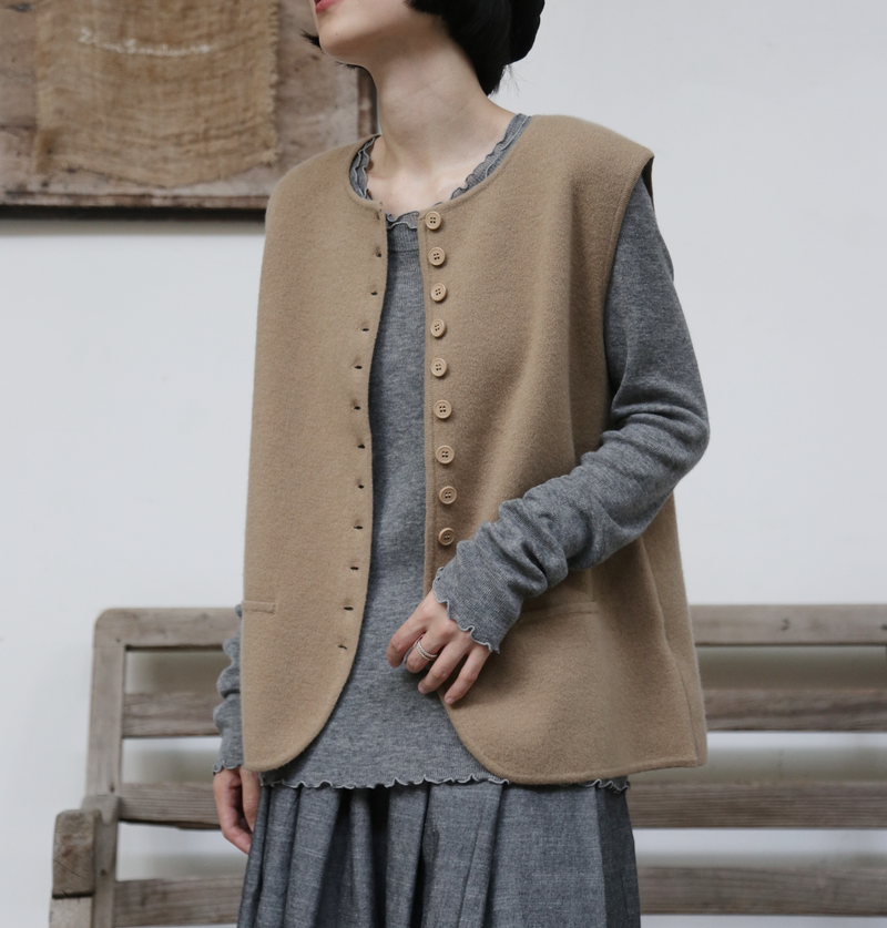 すっきり女性らしいシルエット。肌に寄り添う、軽くて暖かなハイゲージニット 251102