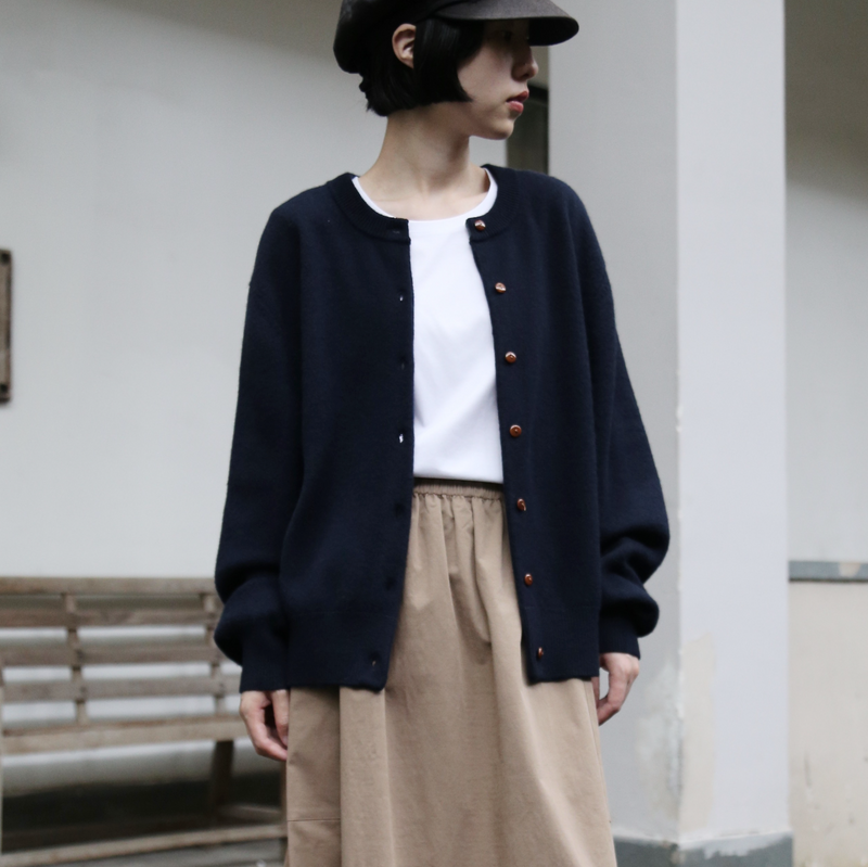 A soft and warm Shetland wool cardigan. Wool cardigan 251104