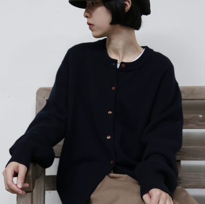 A soft and warm Shetland wool cardigan. Wool cardigan 251104