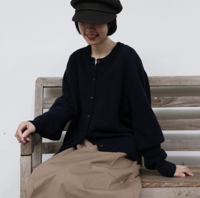 A soft and warm Shetland wool cardigan. Wool cardigan 251104