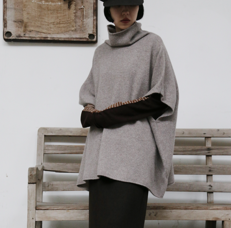 上質な温もりと自由なスタイリングを演出　ウールセーター ケープ風ニット　カシミヤセーター　251125
