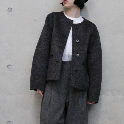 熟練の職人が一点一点手縫いで仕立て上げた、冬の特別なウールショートコート　251130-1