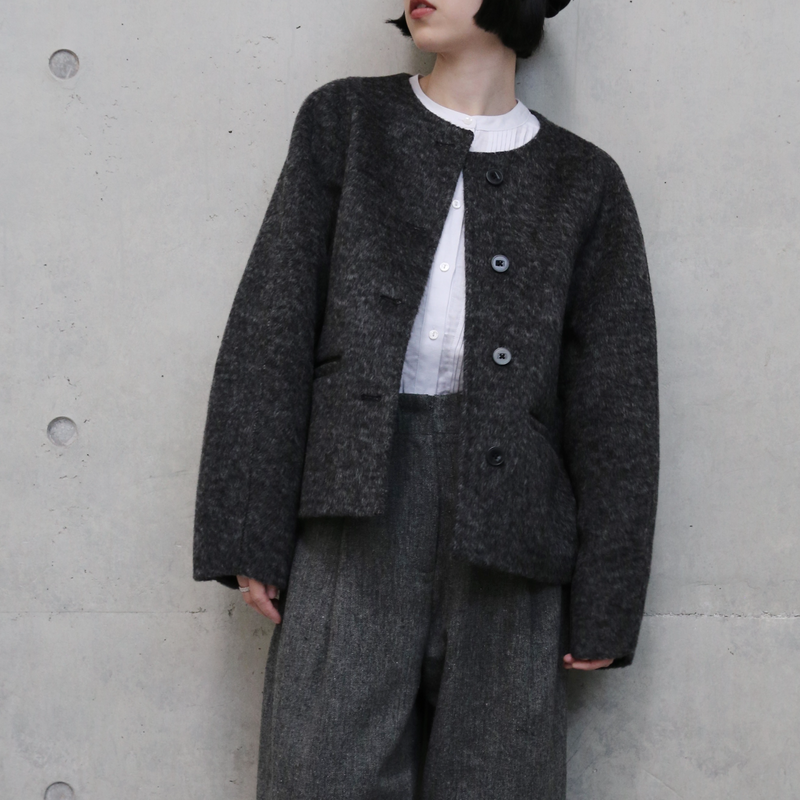 熟練の職人が一点一点手縫いで仕立て上げた、冬の特別なウールショートコート　251130-1