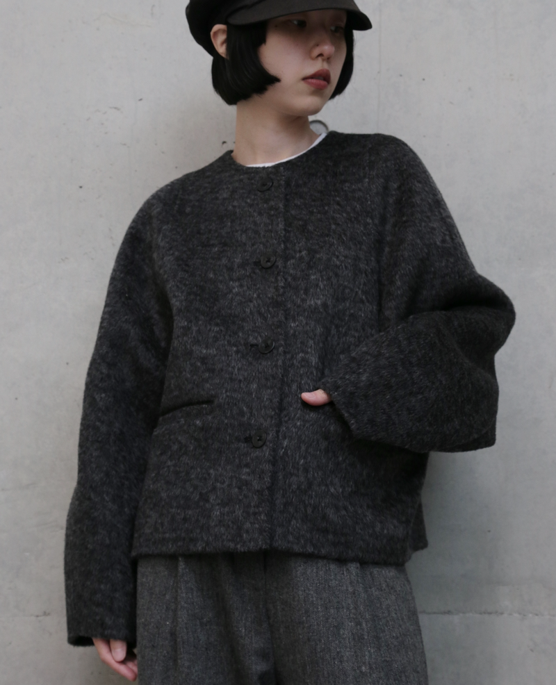 熟練の職人が一点一点手縫いで仕立て上げた、冬の特別なウールショートコート　251130-1