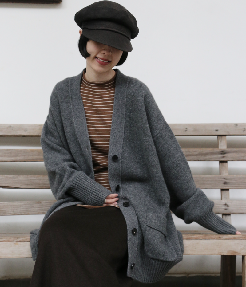 優雅なぬくもりをまとう、Vネックカーディガン　ヤクダウン&ウール混紡カーディガン 　ダークグレー　　251201-1