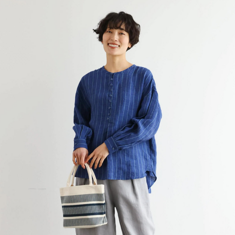 ゆったりとした着心地と上品なデザインが魅力の、リネン100%長袖ブラウス　　250414