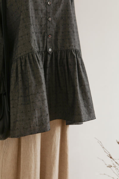 秋冬の装いに深みを添える　ジャガードデニムブラウス　丸襟ブラウス　かぶりタイプ　240412-1