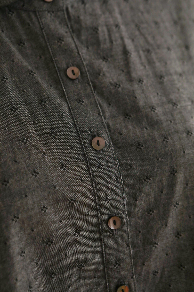 秋冬の装いに深みを添える　ジャガードデニムブラウス　丸襟ブラウス　かぶりタイプ　240412-1