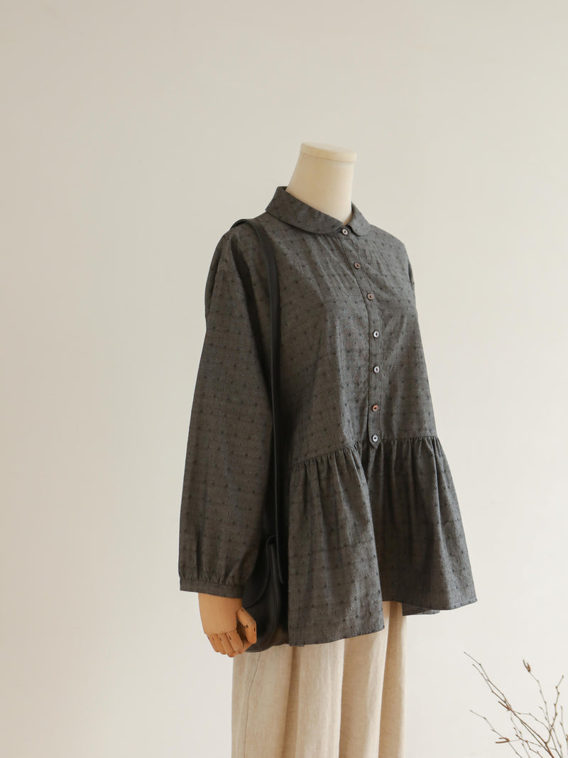 秋冬の装いに深みを添える　ジャガードデニムブラウス　丸襟ブラウス　かぶりタイプ　240412-1