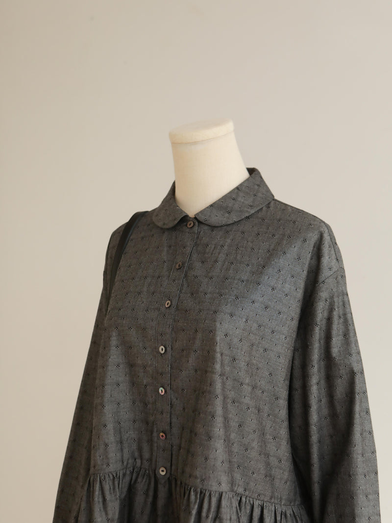 秋冬の装いに深みを添える　ジャガードデニムブラウス　丸襟ブラウス　かぶりタイプ　240412-1