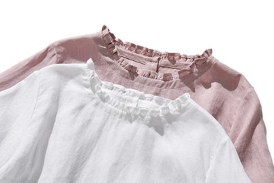 Eye-catching, cute linen blouse with a ruffled collar. Can be worn front or back. 2-way blouse. Product code: 230609
