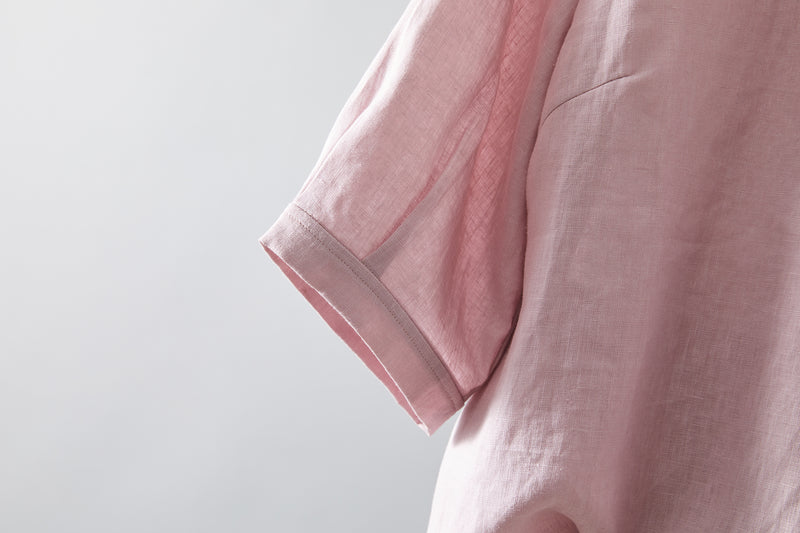 Eye-catching, cute linen blouse with a ruffled collar. Can be worn front or back. 2-way blouse. Product code: 230609