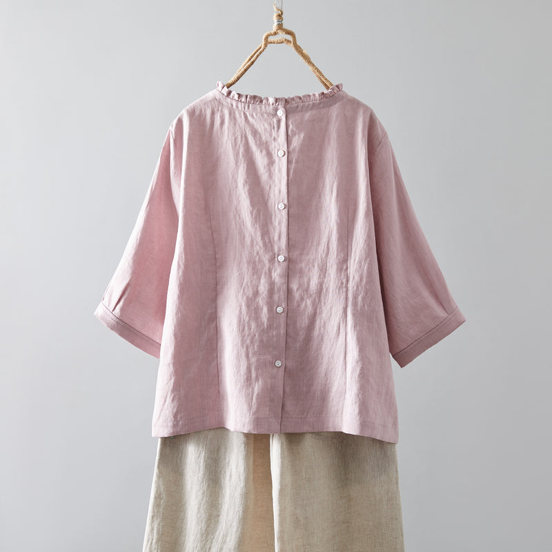 Eye-catching, cute linen blouse with a ruffled collar. Can be worn front or back. 2-way blouse. Product code: 230609