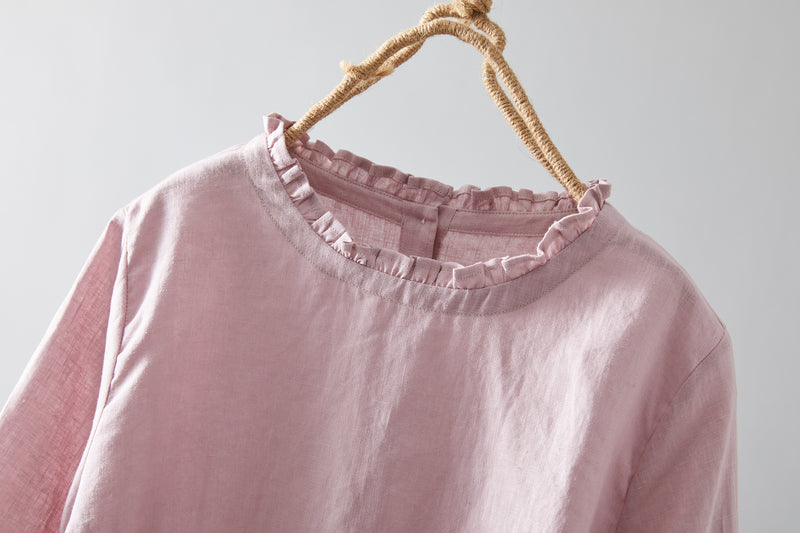 Eye-catching, cute linen blouse with a ruffled collar. Can be worn front or back. 2-way blouse. Product code: 230609