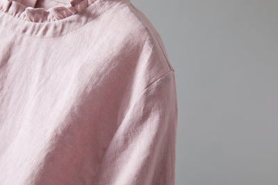 Eye-catching, cute linen blouse with a ruffled collar. Can be worn front or back. 2-way blouse. Product code: 230609