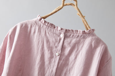 Eye-catching, cute linen blouse with a ruffled collar. Can be worn front or back. 2-way blouse. Product code: 230609