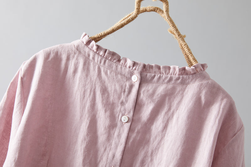 Eye-catching, cute linen blouse with a ruffled collar. Can be worn front or back. 2-way blouse. Product code: 230609