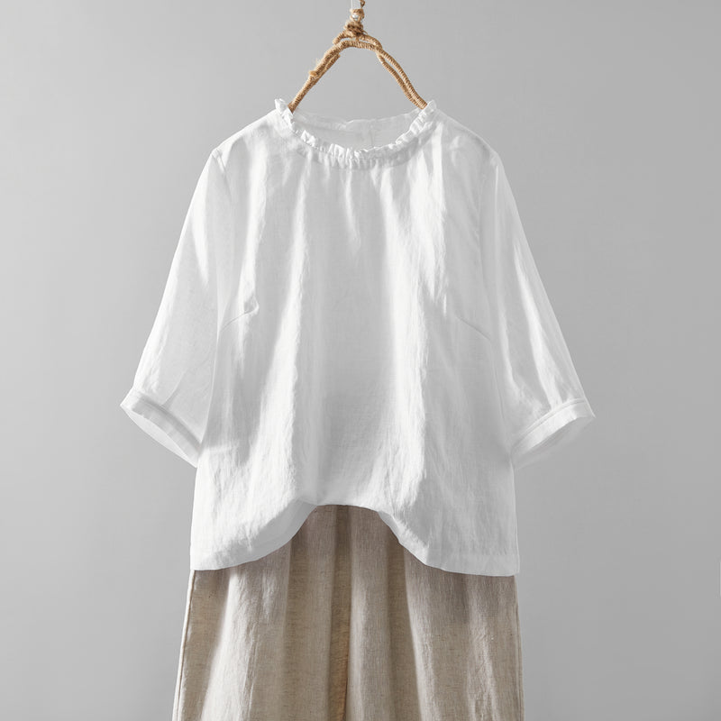 Eye-catching, cute linen blouse with a ruffled collar. Can be worn front or back. 2-way blouse. Product code: 230609