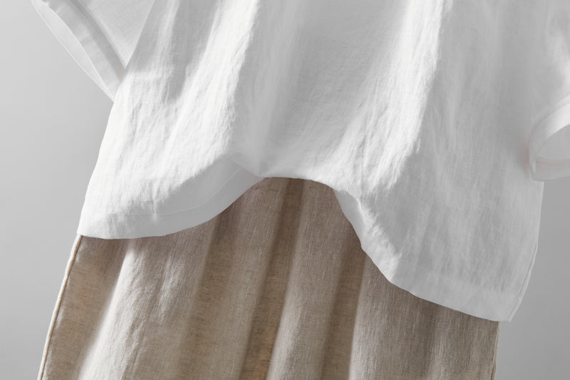 Eye-catching, cute linen blouse with a ruffled collar. Can be worn front or back. 2-way blouse. Product code: 230609