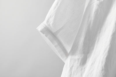 Eye-catching, cute linen blouse with a ruffled collar. Can be worn front or back. 2-way blouse. Product code: 230609