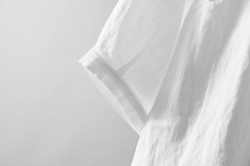 Eye-catching, cute linen blouse with a ruffled collar. Can be worn front or back. 2-way blouse. Product code: 230609