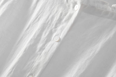 Eye-catching, cute linen blouse with a ruffled collar. Can be worn front or back. 2-way blouse. Product code: 230609