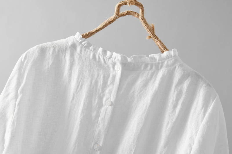 Eye-catching, cute linen blouse with a ruffled collar. Can be worn front or back. 2-way blouse. Product code: 230609