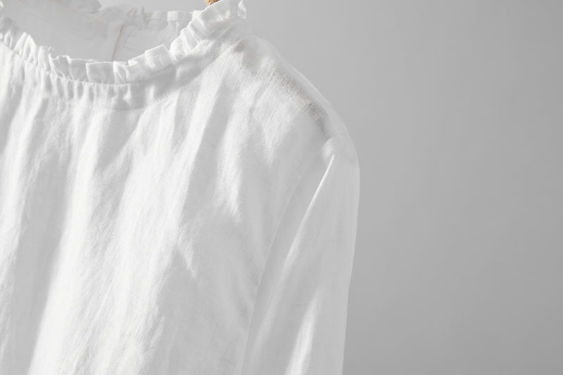 Eye-catching, cute linen blouse with a ruffled collar. Can be worn front or back. 2-way blouse. Product code: 230609