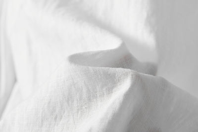 Eye-catching, cute linen blouse with a ruffled collar. Can be worn front or back. 2-way blouse. Product code: 230609