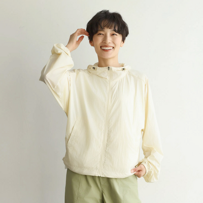 功能性強的防紫外線連帽衫，採用防紫外線和透氣冷卻材料。