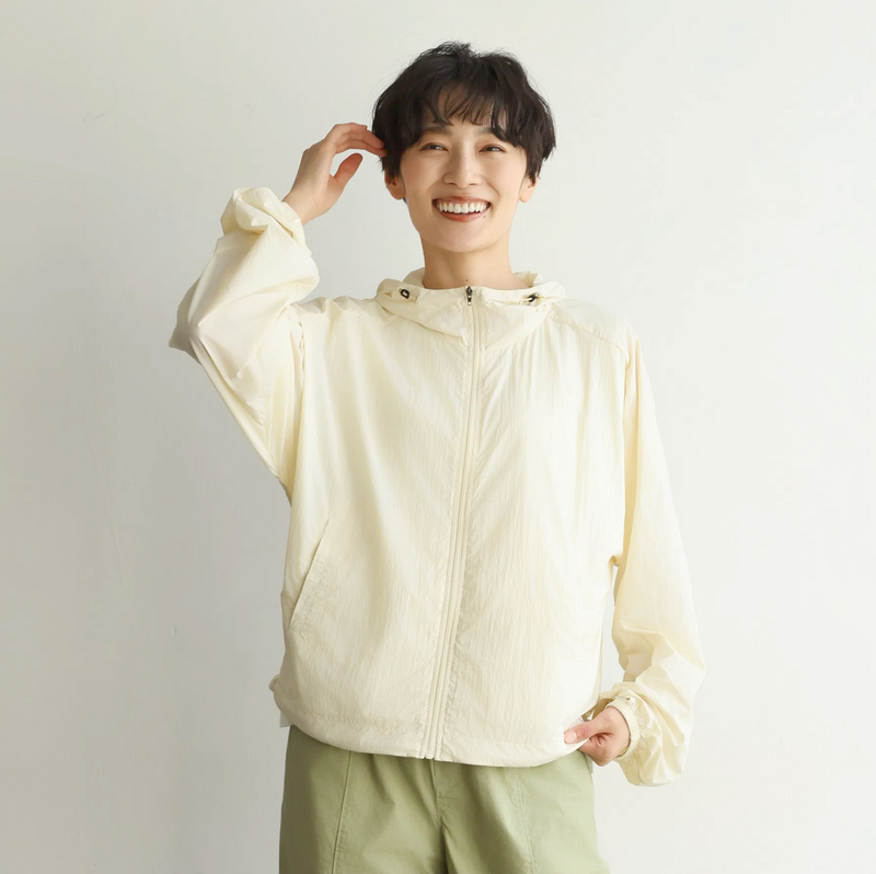 功能性強的防紫外線連帽衫，採用防紫外線和透氣冷卻材料。