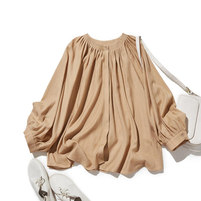 大人の可愛らしさを纏う ピンタック入りブラウス　シャツブラウス ライトグレー　250907