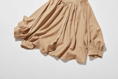 大人の可愛らしさを纏う ピンタック入りブラウス　シャツブラウス ライトグレー　250907