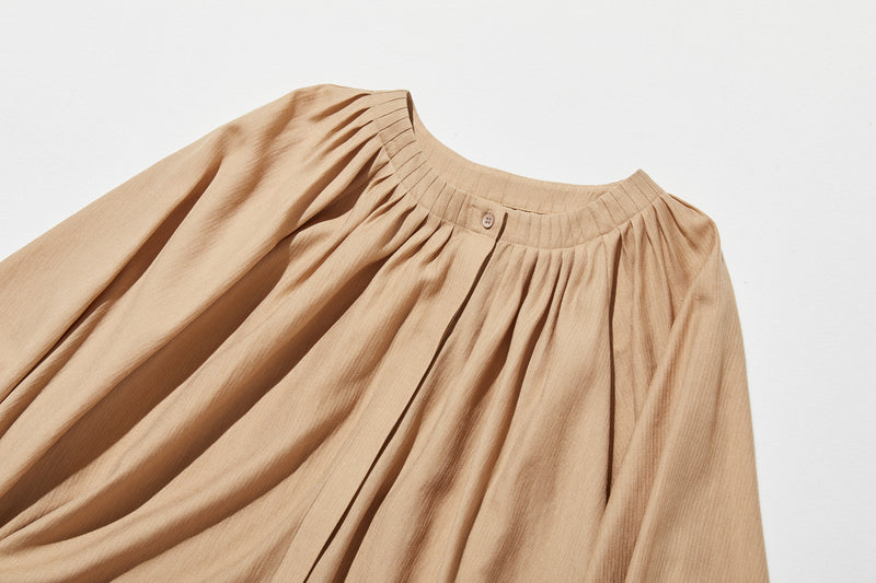 大人の可愛らしさを纏う ピンタック入りブラウス　シャツブラウス ライトグレー　250907